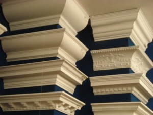 Rosetones y molduras de techo clásicas para casas modernas